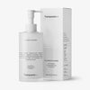 Eine durchsichtige Pumpflasche mit der Aufschrift „Oil-based Cleanser“ und eine dazu passende weiße Schachtel.