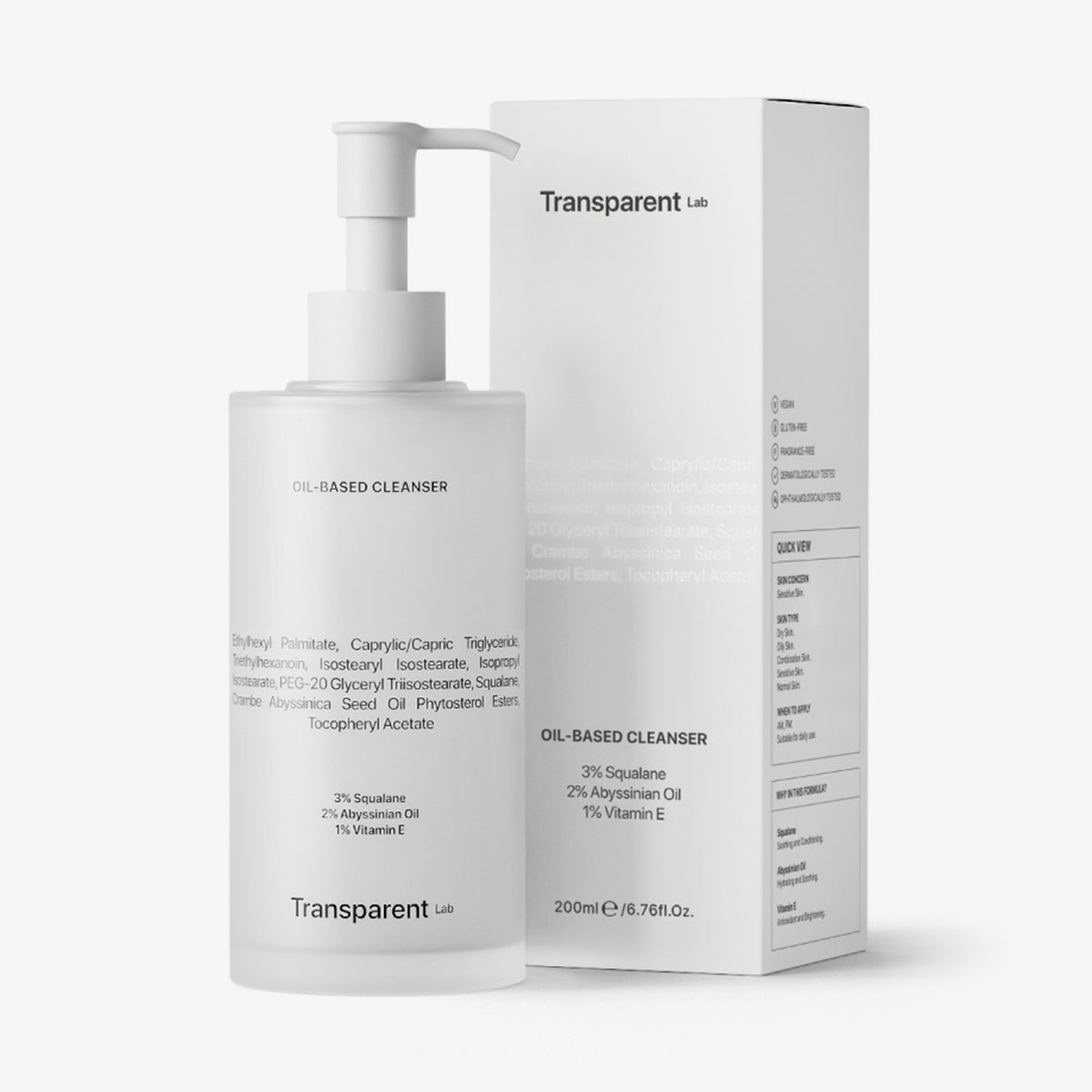 Eine durchsichtige Pumpflasche mit der Aufschrift „Oil-based Cleanser“ und eine dazu passende weiße Schachtel.
