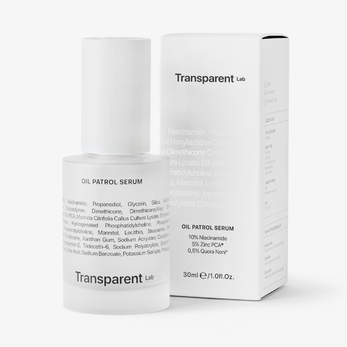 Eine weiße Flasche des Oil Patrol Serums von Transparent Lab steht neben der Verpackung.