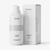 Eine weiße Flasche und Schachtel der Vitamin Enriched Body Lotion von Transparent Lab (400 ml) mit jeweils detaillierter Angabe der Inhaltsstoffe.