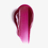 Ein Wisch von Sheen Screen SPF50 mit einem rosa und violetten Farbverlauf auf weißem Hintergrund.