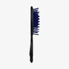 Die UNbrush Detangling Hair Brush zeichnet sich durch weit auseinander stehende dunkelblaue Borsten auf einer schwarzen Basis aus, die vor einem weißen Hintergrund abgebildet ist.