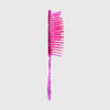 Die UNbrush Detangling Hair Brush Mini ist mit rosa Glitzer und Kunststoffborsten auf grauem Hintergrund versehen.