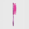 Die UNbrush Detangling Hair Brush hat ein rosa Design mit einem länglichen Griff und weit auseinander stehenden Borsten auf weißem Hintergrund.
