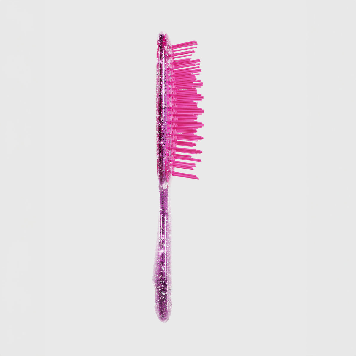 Die UNbrush Detangling Hair Brush hat ein rosa Design mit einem länglichen Griff und weit auseinander stehenden Borsten auf weißem Hintergrund.