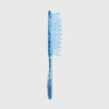 Die UNbrush Detangling Hair Brush hat ein blaues Design mit einem länglichen Griff und weit auseinander stehenden Borsten auf weißem Hintergrund.