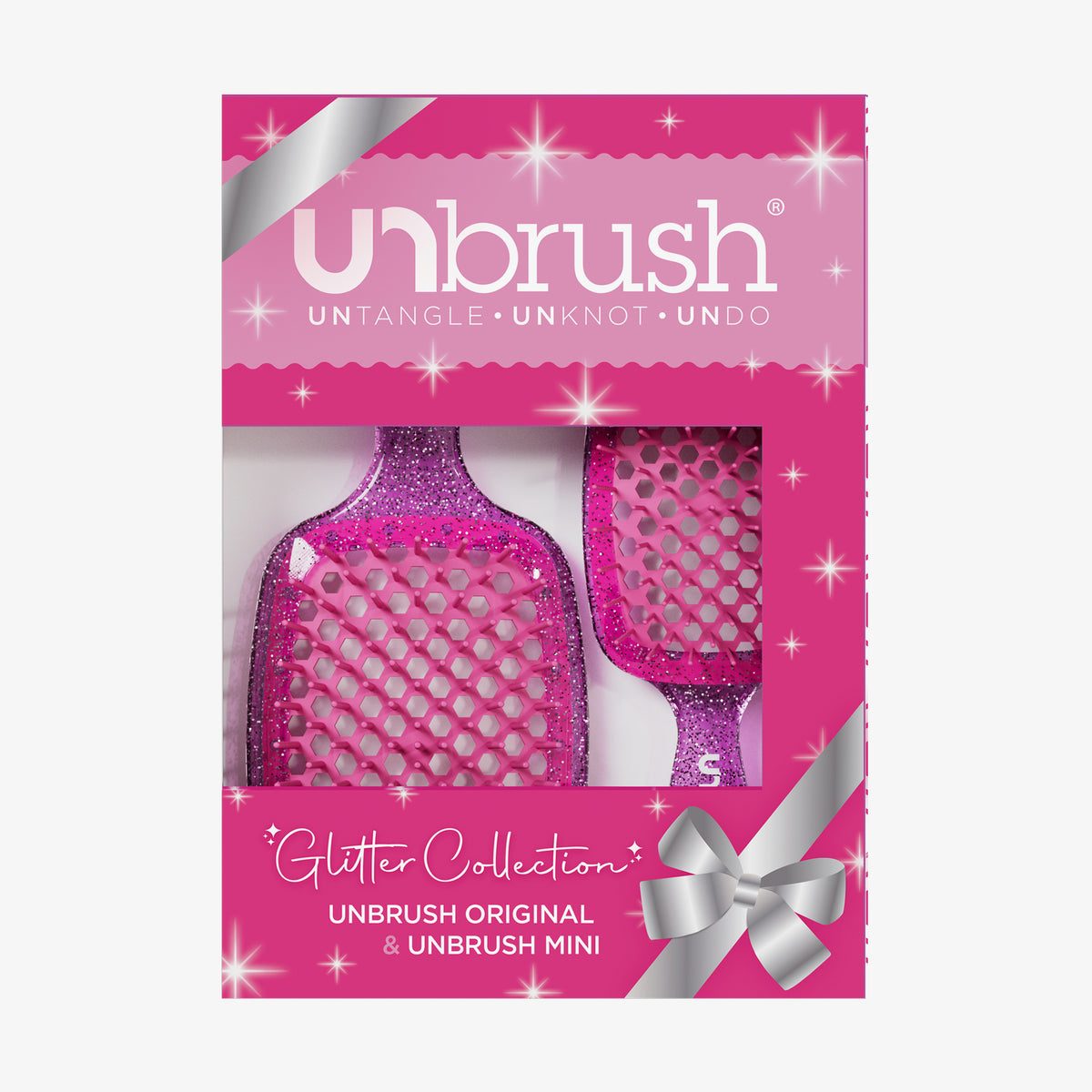 Das UNbrush Glitter Duo Set Rose Quartz Pink besteht aus zwei glitzernden Haarbürsten in einer rosafarbenen Geschenkbox mit silberner aufgedruckter 
Schleife.