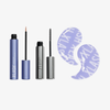 Das XLASH Eyes Glow-up Holiday Kit: blaue Tube mit dünnem Pinsel, silberne Spoolie-Tube und zwei lavendelfarbene Augenpads mit weißer Aufschrift.