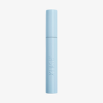 Eine hellblaue Tube der XLASH Weightless Mascara steht aufrecht vor einem schlichten weißen Hintergrund.