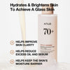 Auf einem hellen Hintergrund wird eine Flasche Rice 70 Glow Milky Toner mit einem Text präsentiert, der die Vorteile für die Haut hervorhebt.