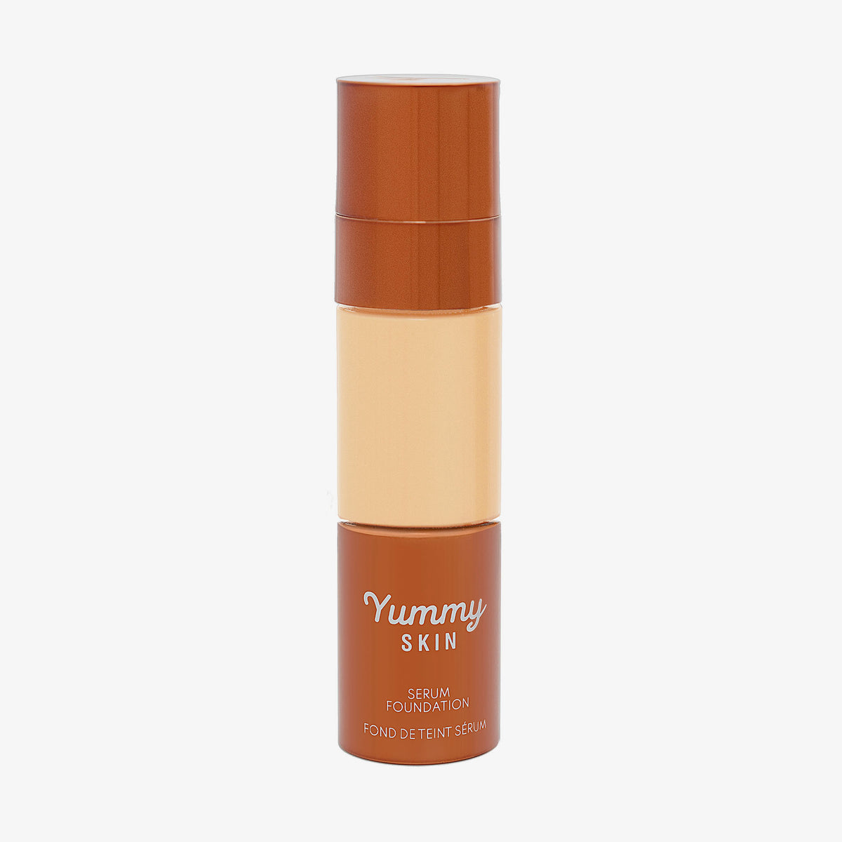 Eine halbtransparente und bronzene Flasche Yummy Skin Serum Foundation 6N mit warm-beigem Inhalt.