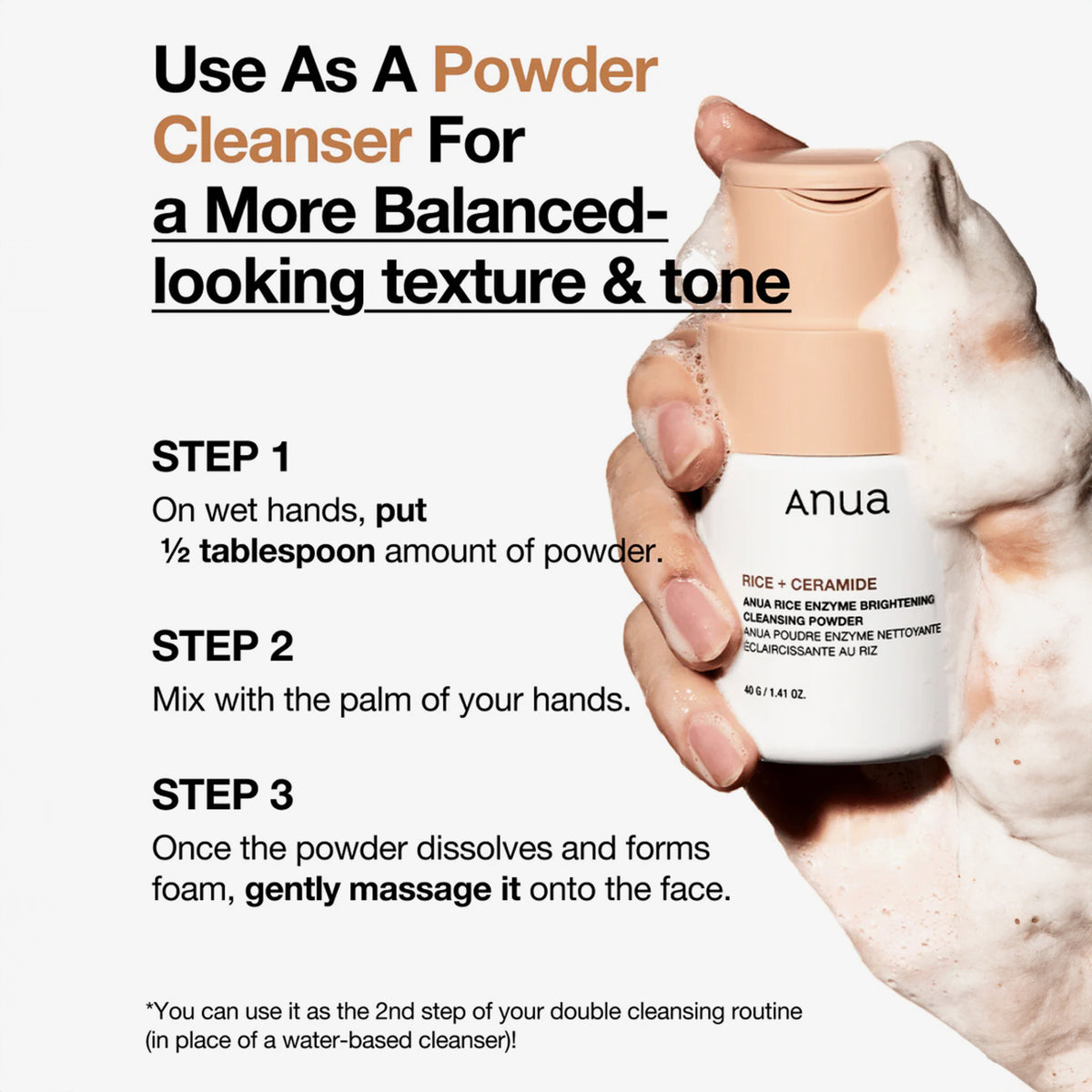 Eine Hand hält Rice Enzyme Brightening Cleansing Powder, während ein Text mit Reinigungsschritten und Produktanweisungen angezeigt wird.