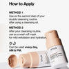 Zwei Flaschen Rice Enzyme Brightening Cleansing Powder auf weißem Hintergrund, darüber sind Anwendungshinweise abgebildet.