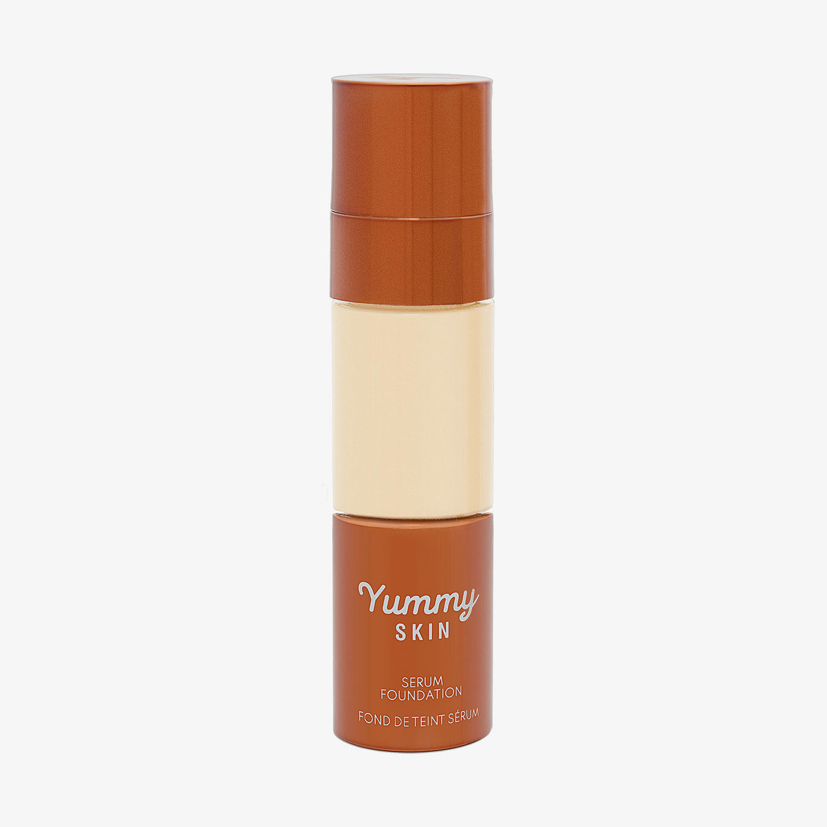 Eine halbtransparente und bronzene Flasche Yummy Skin Serum Foundation 2G mit hellbeigem Inhalt.
