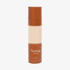 Eine halbtransparente und bronzene Flasche Yummy Skin Serum Foundation 1P mit hellbeigem Inhalt.