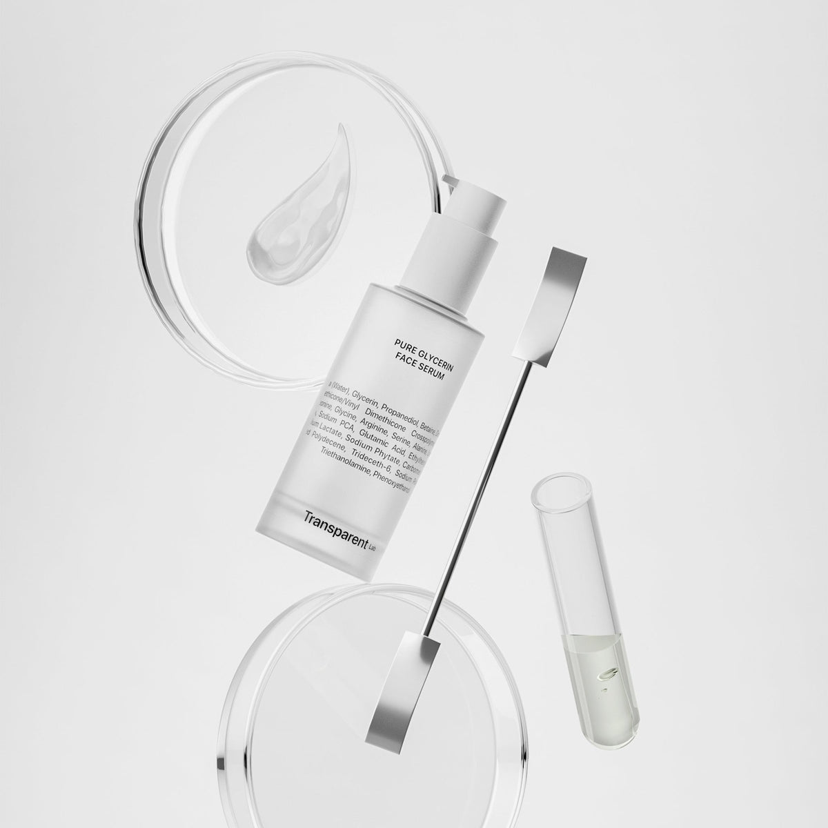 Minimalistisches Hautpflege-Setup mit einer Flasche Pure Glycerin Face Serum, einem Texturtropfen und einem Reagenzglas auf hellem Hintergrund.