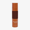 Eine halbtransparente und bronzene Flasche Yummy Skin Serum Foundation 25W mit tiefbraunem Inhalt.
