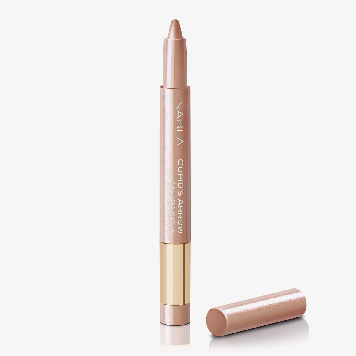 Ein roségoldener Kajalstift mit der Aufschrift „NABLA Cupid’s Arrow Longwear Stylo Arrow Shine“, dessen Kappe abgenommen und daneben platziert wurde.