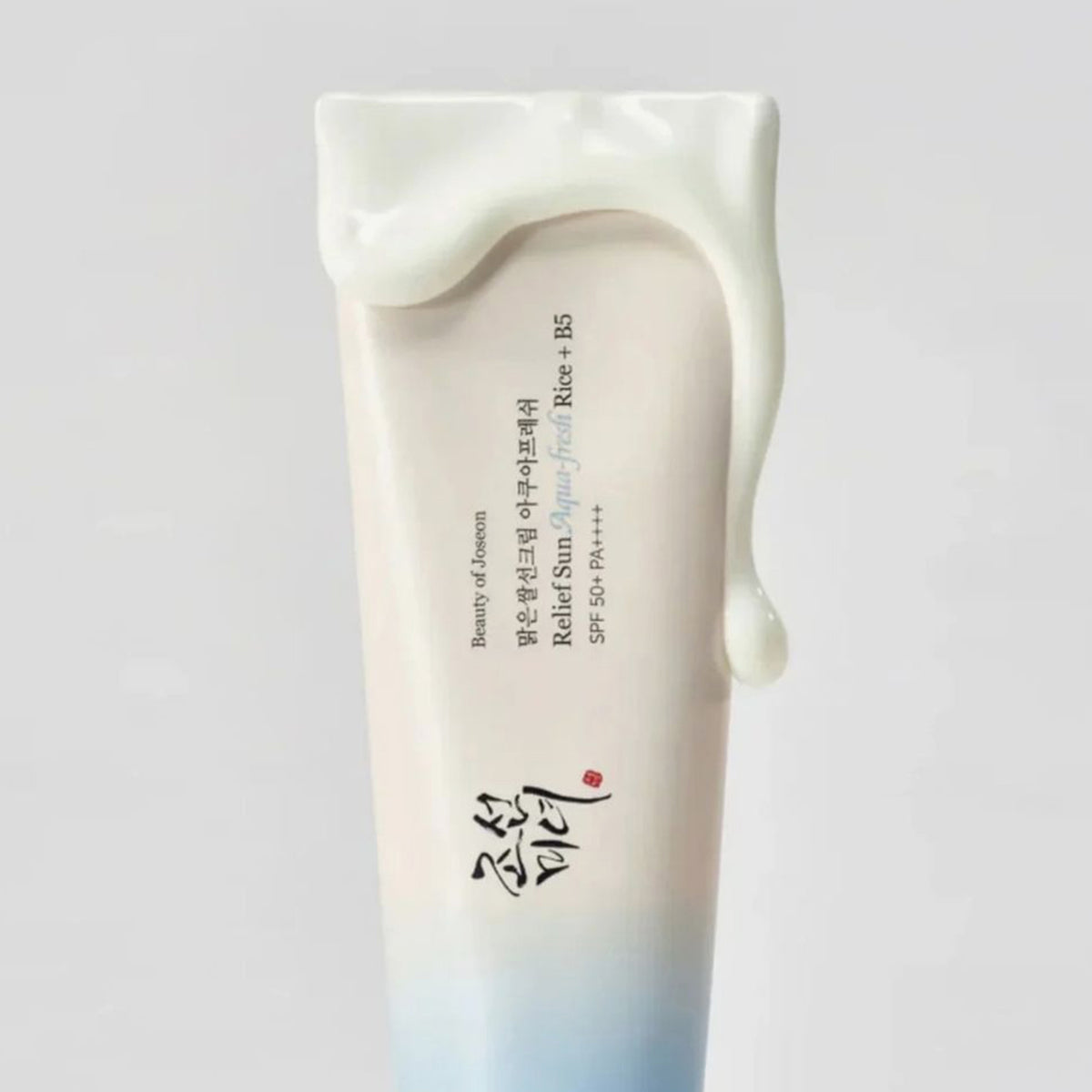 Tube Relief Sun Aqua Fresh Rice + B5 SPF 50+, aus der oben weiße Lotion herausquillt