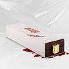 Eine weiße „Dexter Palette“-Schachtel von Lethal Cosmetics: roter „DEXTER“-Schriftzug, Blutspritzer, goldener Verschluss, Blutlache auf einer weißen Plastikfolie.