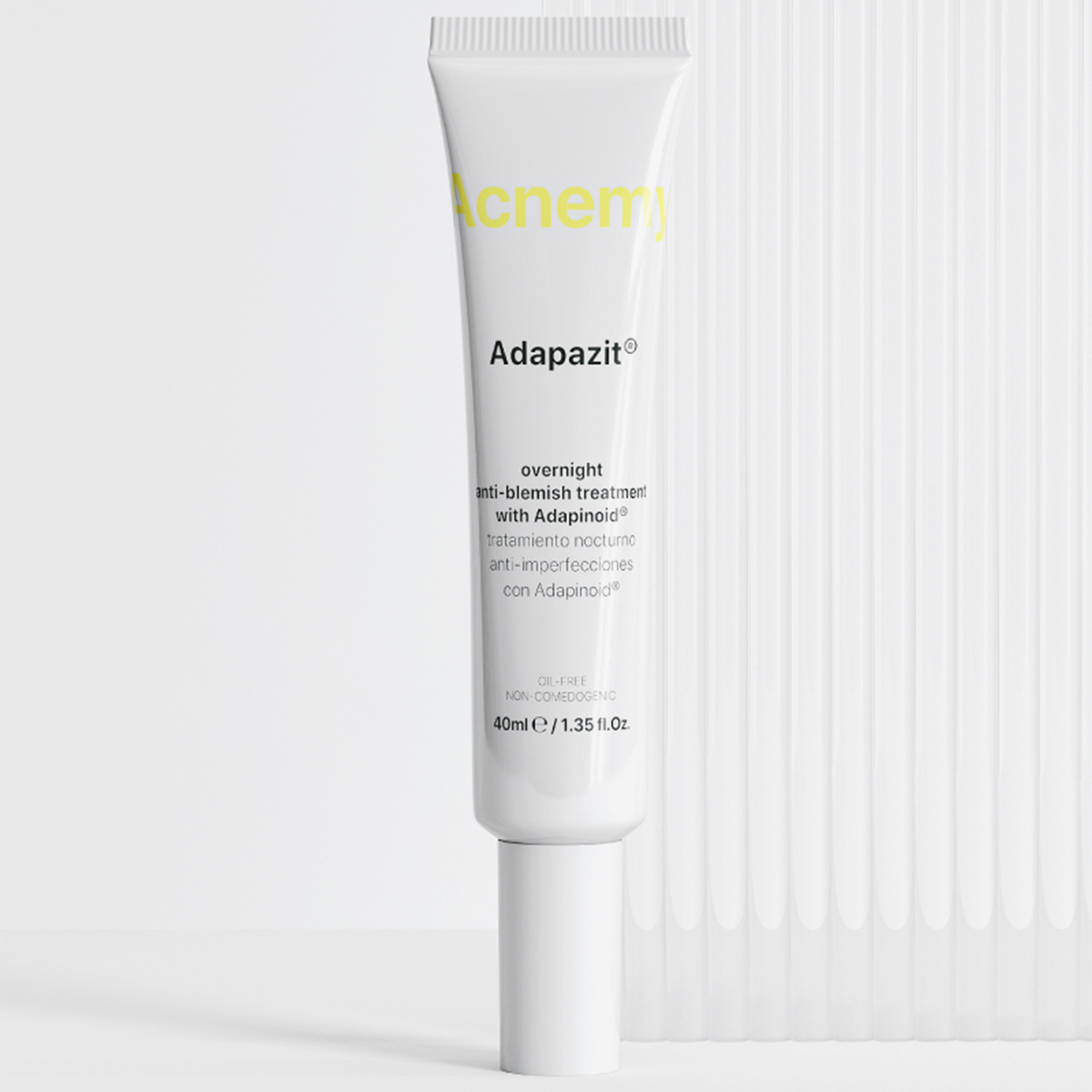 Weiße Tube Adapzit® von Acnemy vor weißem texturiertem Hintergrund.