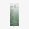 Eine grün-weiße Schachtel Heartleaf Quercetinol Pore Deep Cleansing Foam steht aufrecht auf einem weißen Hintergrund.