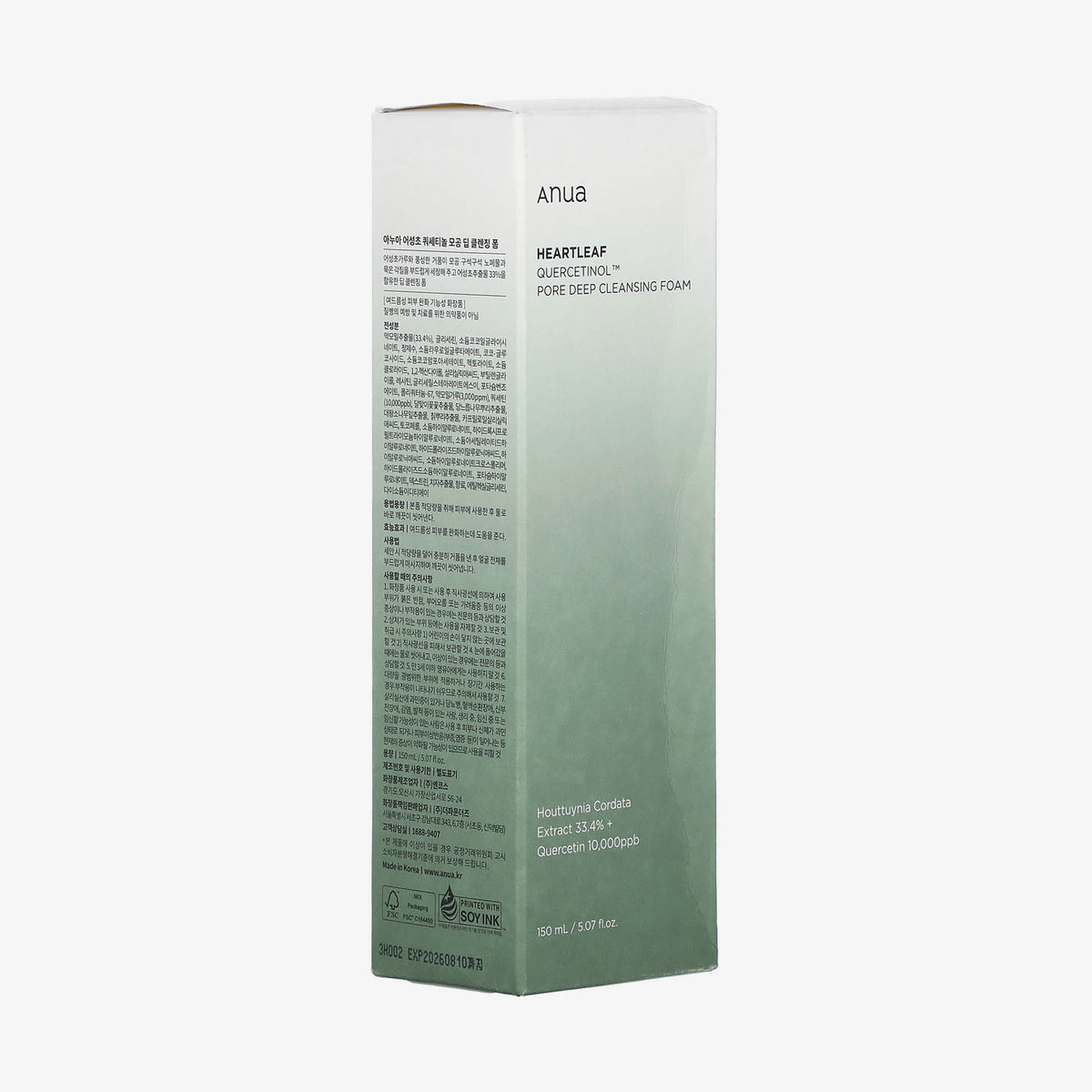 Eine grün-weiße Schachtel Heartleaf Quercetinol Pore Deep Cleansing Foam steht aufrecht auf einem weißen Hintergrund.