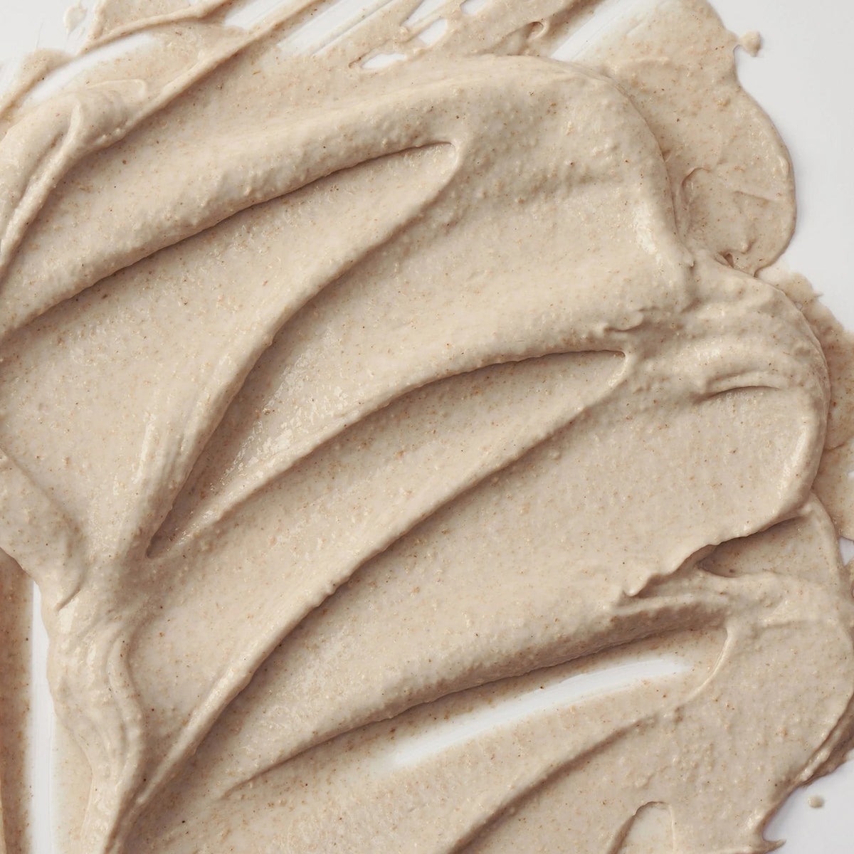 Nahaufnahme der Textur der beigen strukturierten Ground Rice and Honey Glow Mask von Beauty of Joseon.