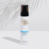Weiße Flasche Bondi Sands Self Tanning Foam auf einer weißen Oberfläche mit Schatten im Hintergrund