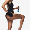 Eine Person im schwarzen Badeanzug trägt mit einem Handschuh Self Tanning Foam 1 Hour Express auf ihr Bein auf