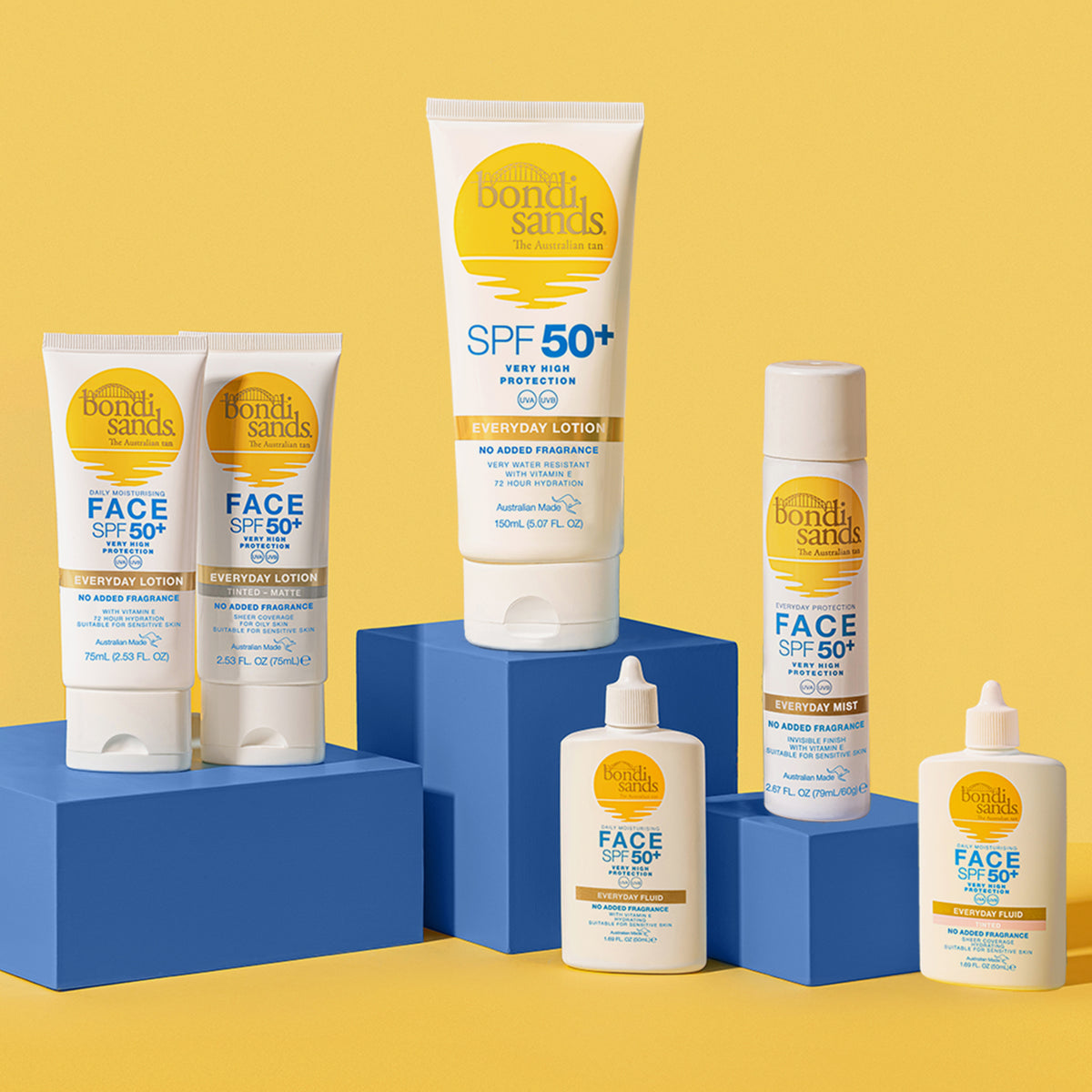 Die SPF 50+ Everyday Body Lotion von Bondi Sands wird auf blauen Blöcken vor gelbem Hintergrund präsentiert.