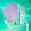 Eine Flasche Technocolor 1 Hour Express Self Tanning Foam Emerald und ein violetter Bräunungshandschuh vor aquamarinfarbenem Hintergrund