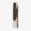 Verpakcung der Lash Out Mascara Brown in beigem und dunkelbraunem Design vor weißem Hintergrund.