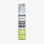 Eine durchsichtige Breakout Body Mist-Sprühflasche mit einer weißen Pumpe und einem hellgrünen Etikett, auf dem die Vorteile in Bezug auf Salicylsäure, die vegane Zusammensetzung und die Anwendungsbereiche aufgeführt sind.