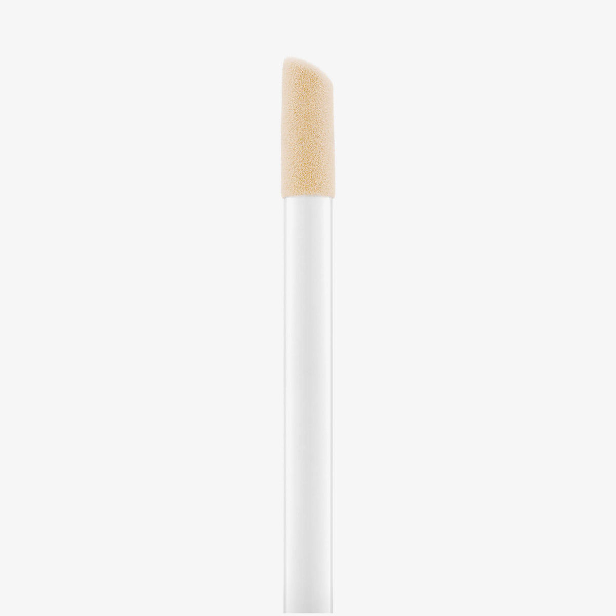 Nahaufnahme des Doe-Foot-Applikators des Soft Glam Filter Fluid 002 vor weißem Hintergrund.