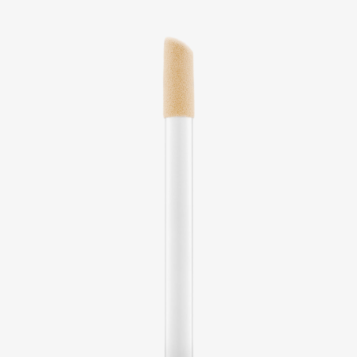 Nahaufnahme des Doe-Foot-Applikators des Soft Glam Filter Fluid 010 vor weißem Hintergrund.