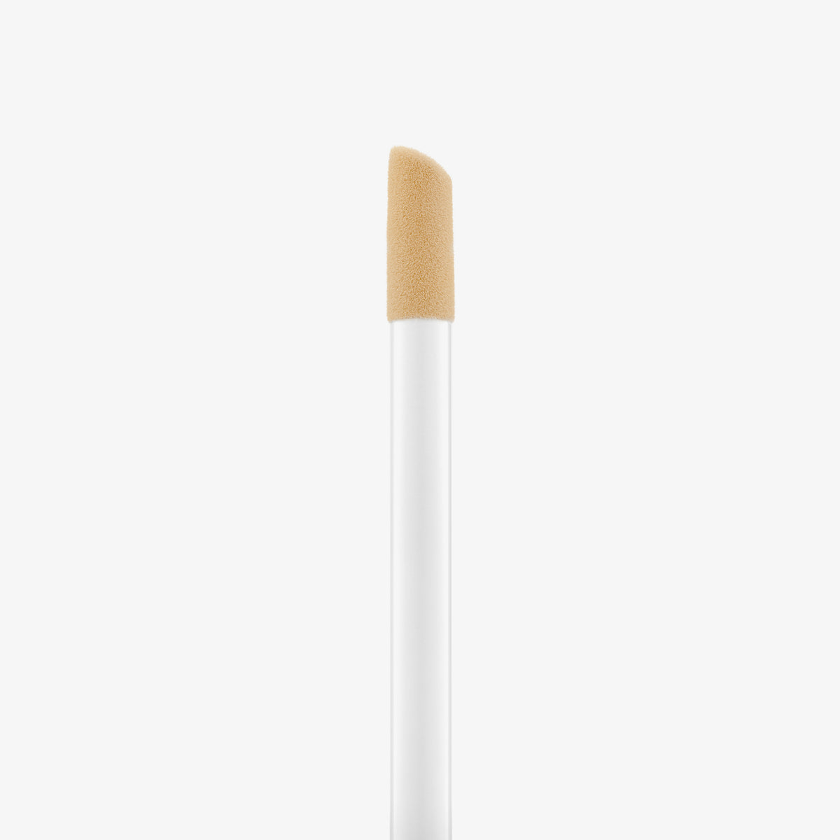 Nahaufnahme des Doe-Foot-Applikators des Soft Glam Filter Fluids 020 vor weißem Hintergrund.