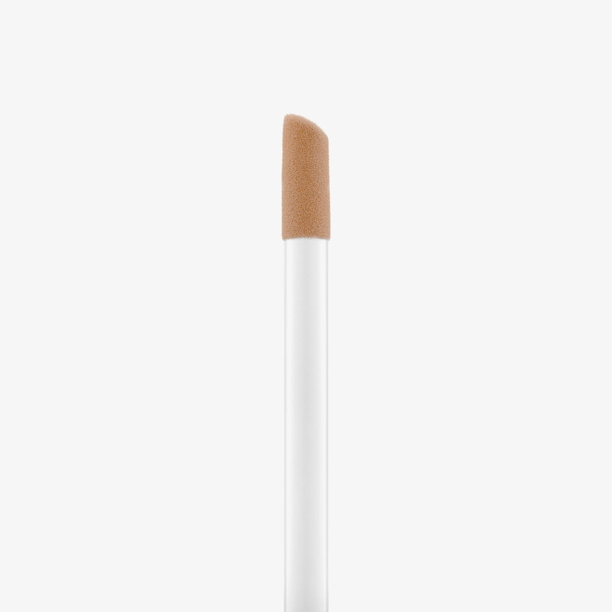 Nahaufnahme des Doe-Foot-Applikators des Soft Glam Filter Fluid 030 vor weißem Hintergrund.