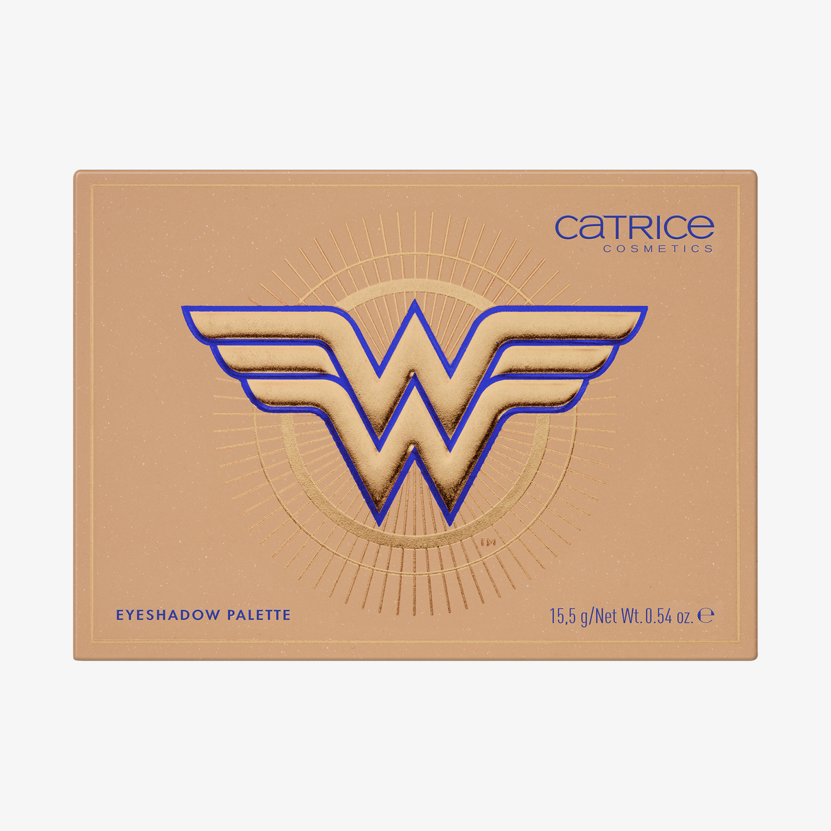 Catrice präsentiert die Wonder Woman Eyeshadow Palette mit einem gold-blauen Logo auf dem Cover.