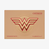 Die Catrice Cosmetics Wonder Woman Lidschattenpalette zeigt das kultige Logo der Superheldin auf dem Cover.