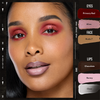 Eine Frau trägt Danessa Myricks Beauty Colorfix Foils in kräftigem roten Lidschatten und ombré braun-rosa Lippen mit nudefarbenem Make-up.