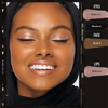 Eine lächelnde Frau trägt einen rosa schimmernden Lidschatten von Danessa Myricks Beauty Colorfix Metallics, einen Eyeliner, nudefarbene Lippen und ein schwarzes Kopftuch.