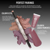 Zwei Colorfix-Produkte auf farbigem Hintergrund: ein doppelseitiger Stift mit Schimmer und eine Tube mit mattem, flüssigem Pigment in Rosé.