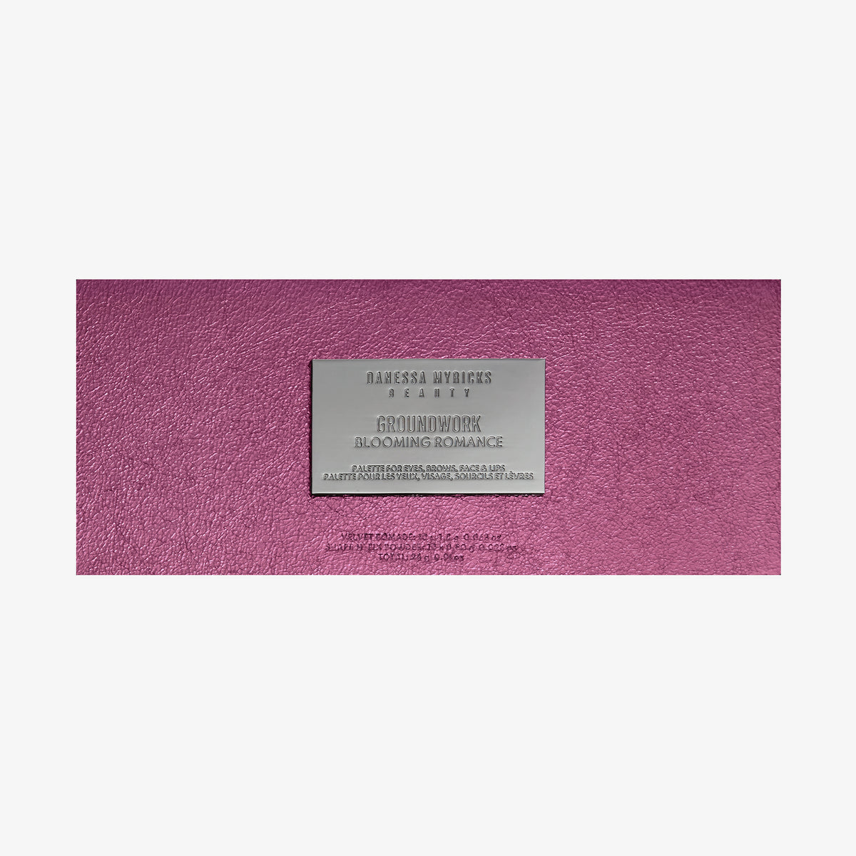 Eine rechteckige, metallisch-rosa strukturierte Schachtel mit silbernem Etikett auf der Vorderseite mit der Aufschrift „Groundwork Palette – Blooming Romance“.