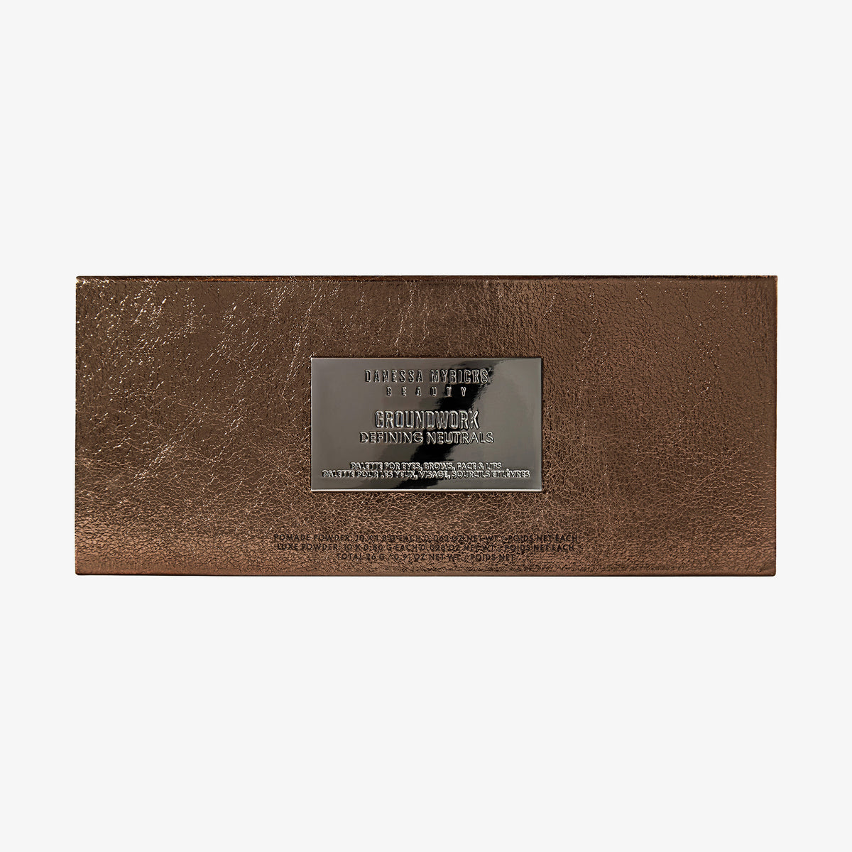Die Groundwork Palette – Defining Neutrals mit metallischem Bronzegehäuse und einem silbernen Etikett, auf dem ihr Name steht.