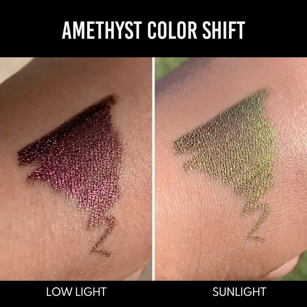 Eine Hand zeigt Farbmuster des Infinite Chrome Pencil Amethyst bei schwachem Licht (dunkel rosé schimmernd) und im Sonnenlicht (grün-gelblich schimmernd).