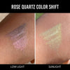 Eine Hand zeigt Farbmuster des Infinite Chrome Pencil Rose Quartz bei schwachem Licht (rosa-lila schimmernd) und im Sonnenlicht (gelb-grün schimmernd).