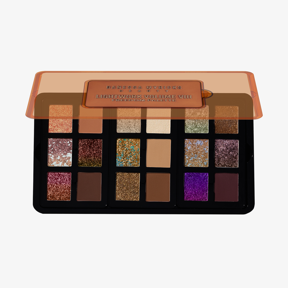 Eine geöffnete Lightwork Palette VIII Freedom von Danessa Myricks Beauty, die achtzehn schimmernde und matte Puder unter einem durchscheinenden orangefarbenen Deckel zeigt.