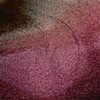 Nahaufnahme der Textur der Twin Flames Mystic Fire in schimmerndem metallischem Rosa-rot und Grün.