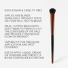 Der Danessa Myricks Beauty Yummy 3.0 Conceal & Sculpt Pinsel hat einen schwarzen Griff, eine Kupferzwinge und ist vegan und tierversuchsfrei.